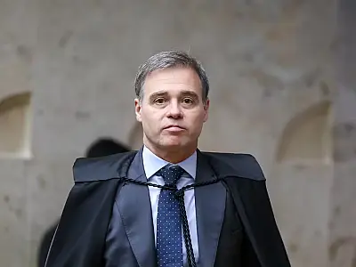 Mendonça afasta chefe da PF após apontar monitoramento de autoridades