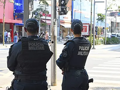 Com alicate e faca, homem invade casa no Centro e diz que foi pegar 'bananas'