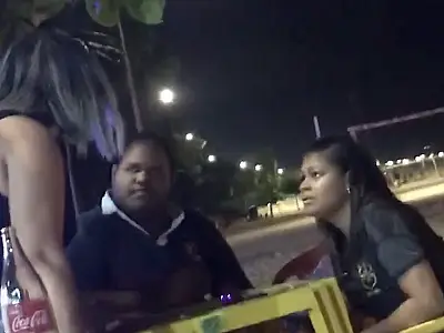 Corna dá cadeirada em marido e ameaça 'rapariga' em bar; veja
