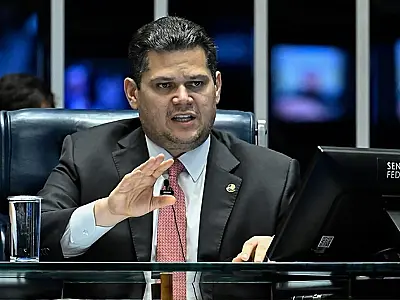 Alcolumbre mantém PEC 6x1 travada em semana esvaziada no Senado