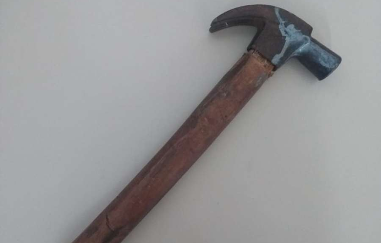 Mãe é suspeita de agredir o próprio filho de 14 anos a marteladas em MS