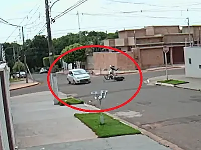 JD1TV: Motociclista 'voa' e tem fratura exposta ao ser atingida por carro no Caiçara