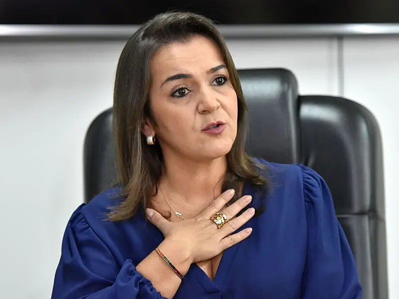 Pré-candidato é proibido de se aproximar de Adriane Lopes