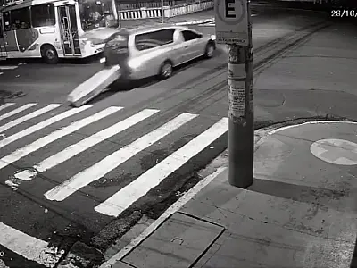 JD1TV: Caixão cai de carro funerário em encruzilhada e é atropelado por ônibus