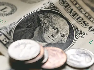 Dólar fecha abaixo de R$ 5 e recua 23 centavos em uma semana