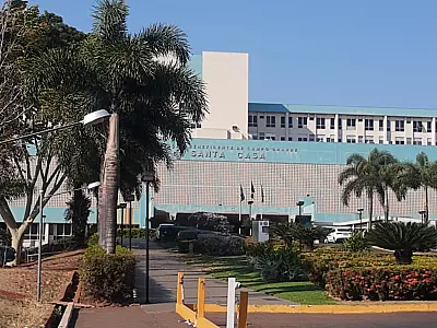 Ferido a tiros e inconsciente, homem é deixado na Santa Casa por desconhecido