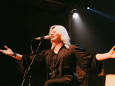 Bell Éter sobe ao palco do Sesc com show "Grandes Vozes"