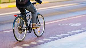 Homem tenta pagar aposta empinando bike, cai e morre em Dourados