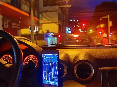 Idosa será indenizada após acidente durante desembarque de carro por aplicativo