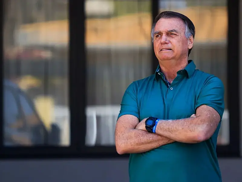 Moraes atende PGR e mantém prisão domiciliar de Bolsonaro