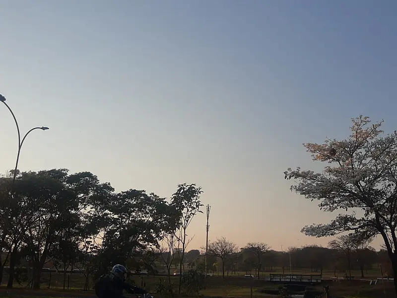 Domingo terá calor de até 34°C, umidade baixa e previsão de chuva em MS