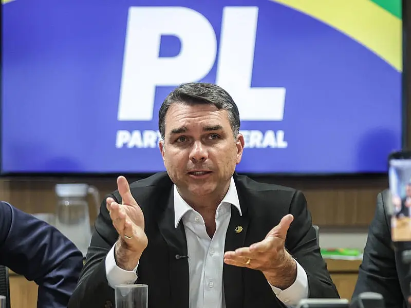 PGR pede que Flávio Bolsonaro seja ouvido por calúnia contra Lula