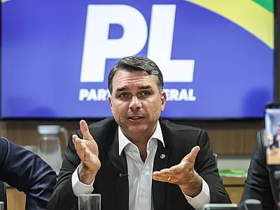 Flávio Bolsonaro busca apoio do Republicanos para ampliar tempo na TV