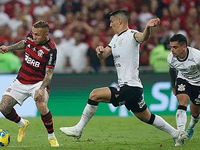 Flamengo encara Corinthians de olho na liderança do Brasileirão neste domingo
