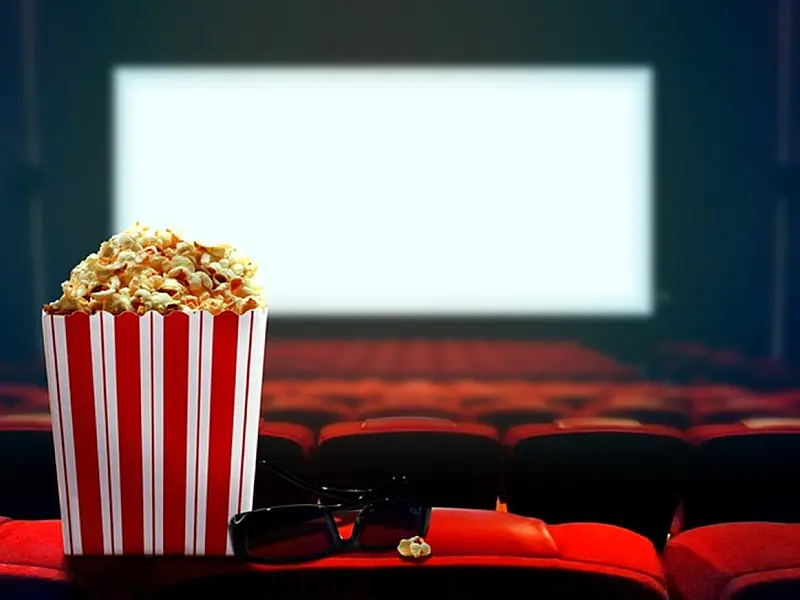 Homem é preso por passar a mão na perna de jovem em cinema da Capital