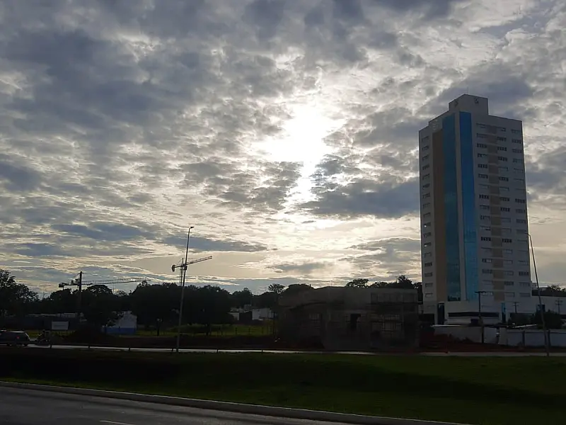 Quinta-feira terá sol e alerta para chuva forte com granizo em MS