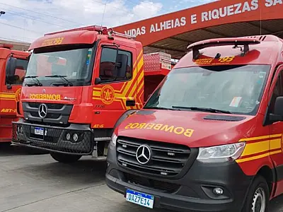 Peugeot pega fogo após possível pane e mobiliza bombeiros em Campo Grande