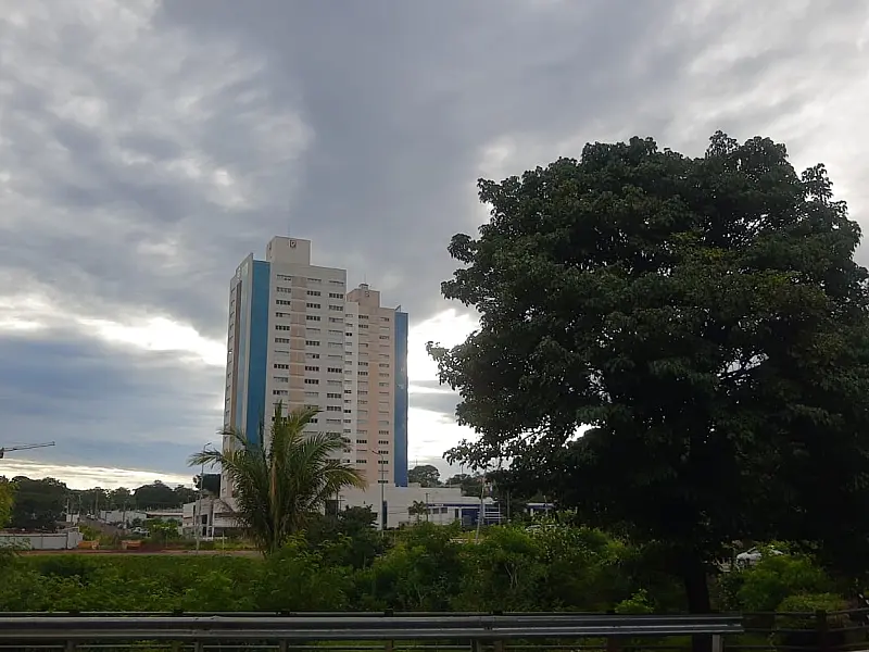 Pancada de chuva atinge Campo Grande e muda o tempo na tarde desta sexta