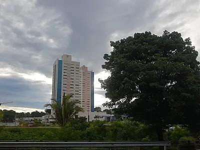 Pancada de chuva atinge Campo Grande e muda o tempo na tarde desta sexta