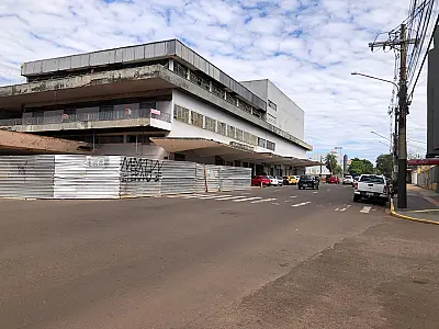 Jovem é esfaqueada nas costas por ciúmes na antiga rodoviária da Capital