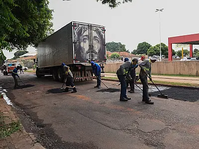 Fim dos buracos? Prefeitura faz aditivos de milhões em contratos do tapa-buraco