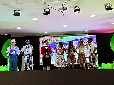 Caravana cultural leva teatro e música sobre segurança no trânsito a estudantes em MS