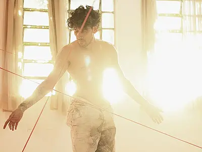 "Corpo sobre Penas" estreia com dança e reflexão no Hotel Gaspar nesta semana