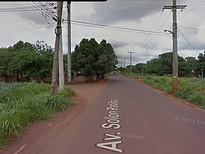 Mulher vai parar embaixo de caminhão e sofre ferimentos graves na Capital