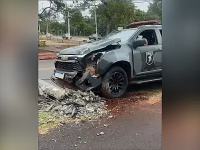 Acidente com viatura do BPChoque derruba poste em Campo Grande