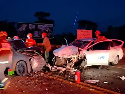 Colisão entre carro oficial e Fiat Strada deixa dois feridos na BR-163
