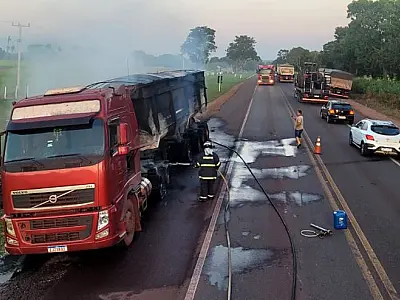 Carreta carregada com minério pega fogo na BR-262 em Aquidauana