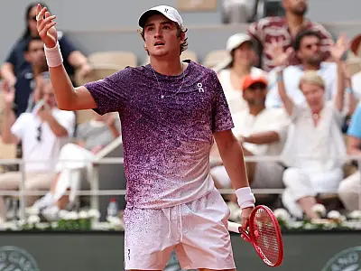 João Fonseca enfrenta bicampeão de finais em Roland Garros por vaga nas quartas neste domingo
