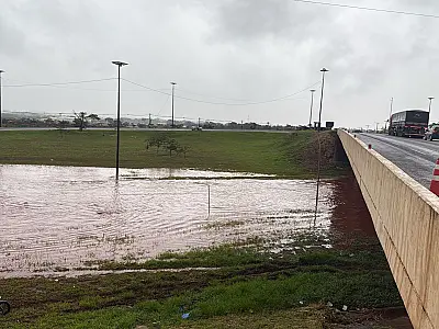 Problema antigo: chuva cai e viaduto da João Arinos vira ‘piscinão’ de lama