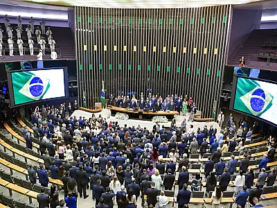 Câmara faz sessão relâmpago e deixa votação da PEC 6x1 para quinta