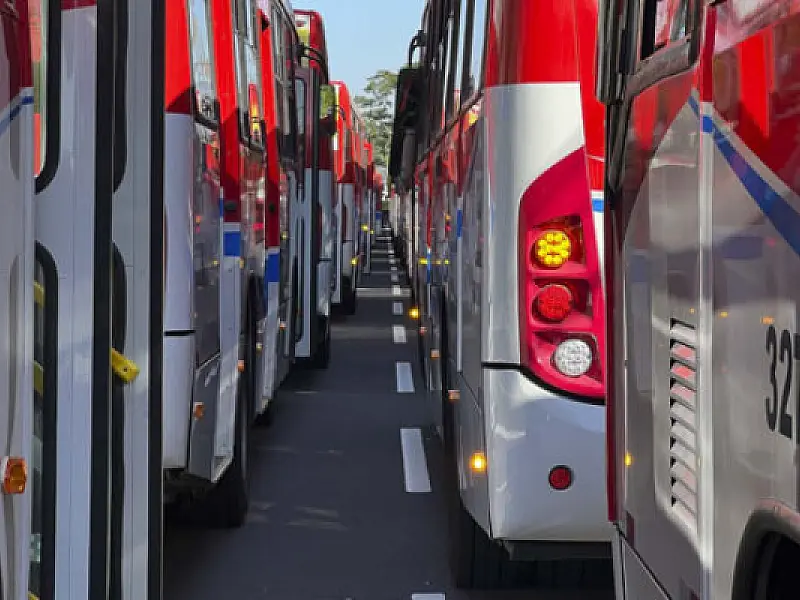 Ônibus terão horários de sábado no feriado e frota reduzida no ponto facultativo