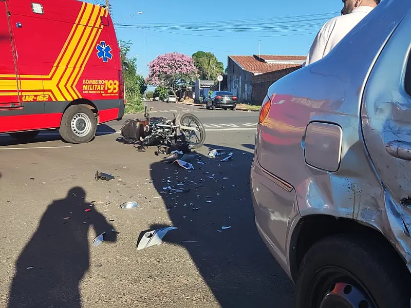 Conversão malsucedida termina em colisão entre carro e moto no Nova Lima
