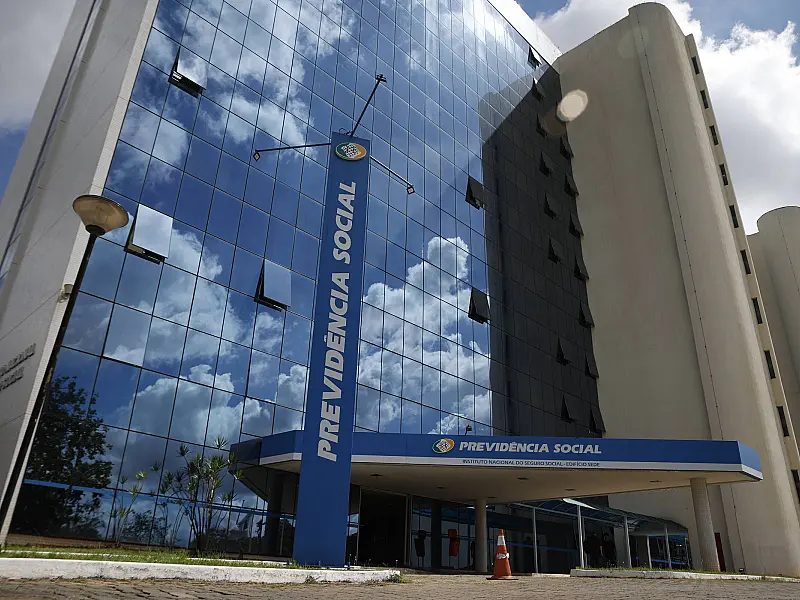 Governo Lula quer zerar fila de pedidos atrasados do INSS até setembro