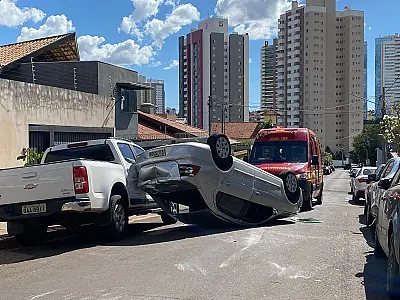 Acidente deixa Voyage capotado e cinco carros danificado na Chácara Cachoeira