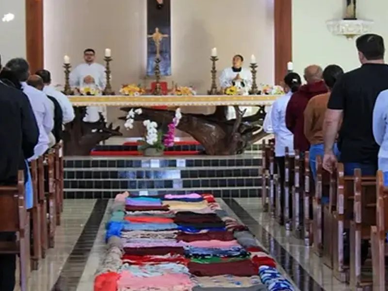 De olho no frio, tapete de Corpus Christi arrecada cobertores em Bandeirantes
