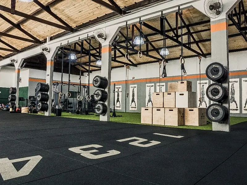 Praticante de crossfit desloca joelho e é socorrida em academia de MS