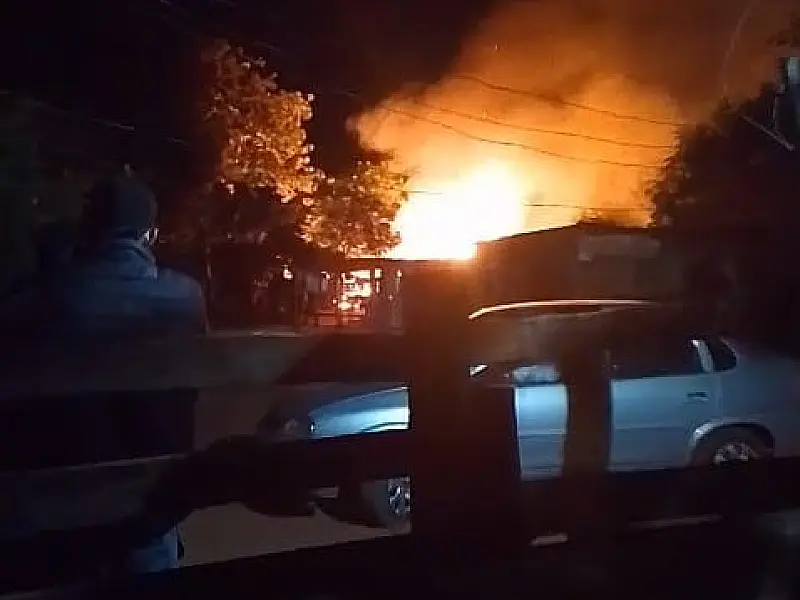 Vídeo: Incêndio atinge aldeia e mobiliza bombeiros no Noroeste