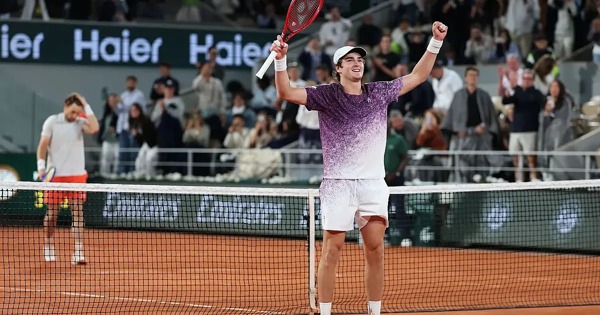João Fonseca e Jakub Mensik se enfrentam nas quartas de final de Roland Garros