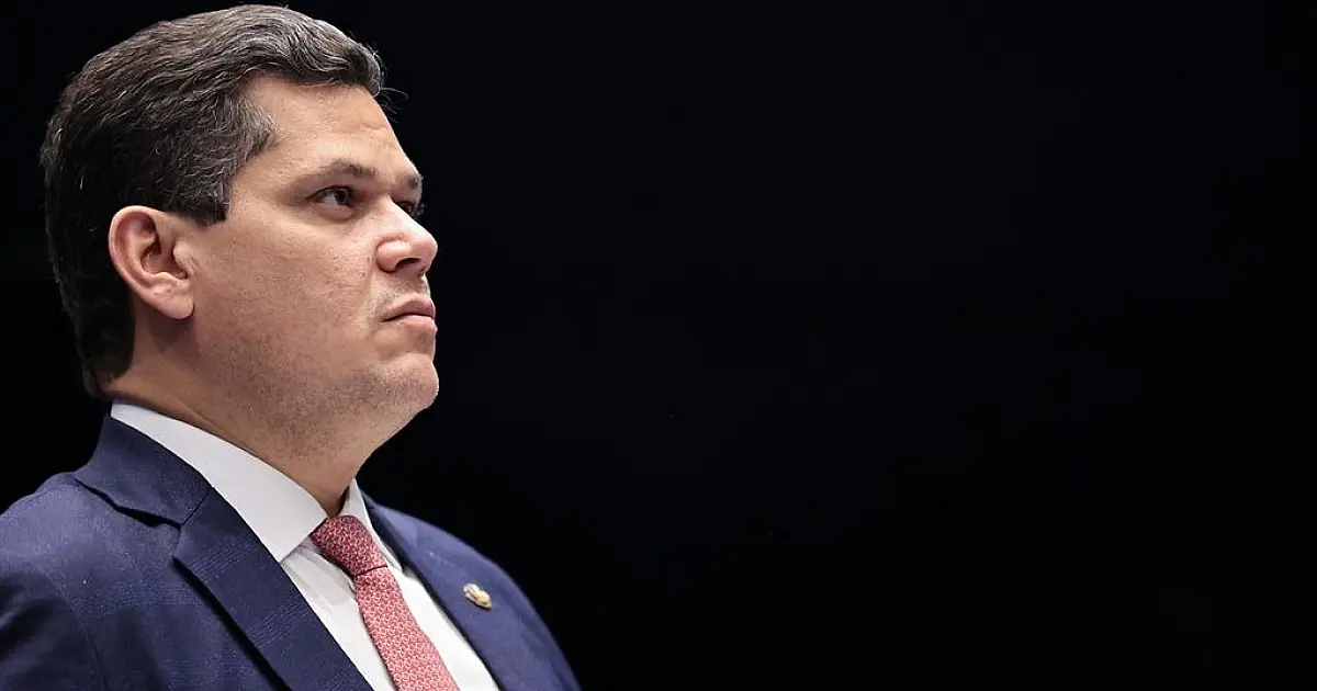 Alcolumbre adia votação e deixa para pautar PEC do fim da escala 6x1 depois do recesso