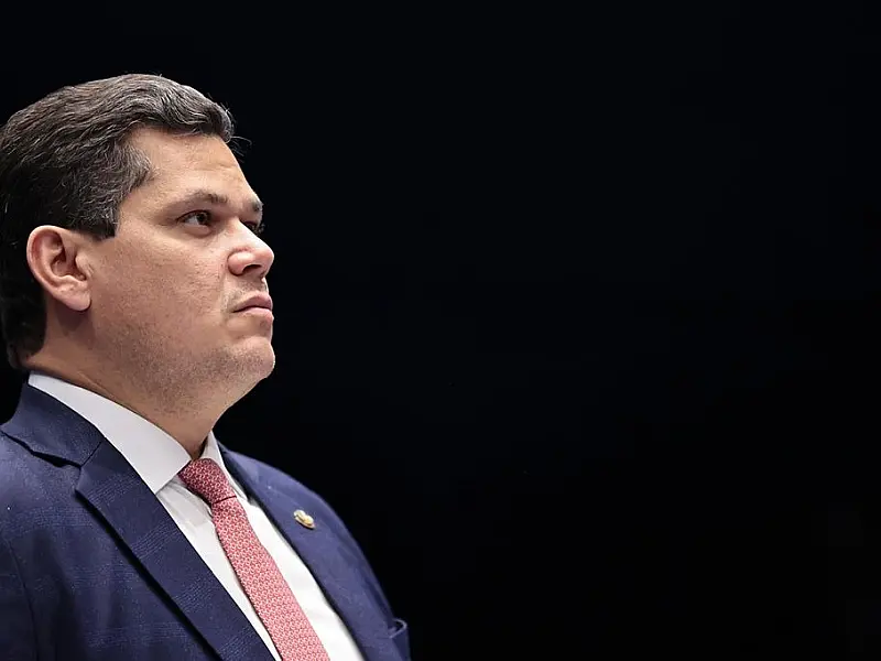 Alcolumbre adia votação e deixa para pautar PEC do fim da escala 6x1 depois do recesso