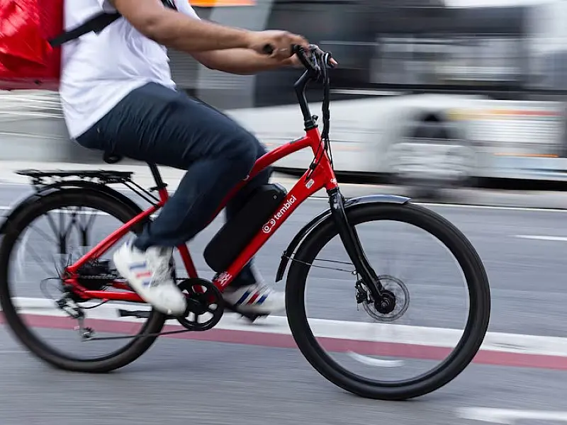 Governo cria linha de crédito para entregadores financiarem motos e bicicletas elétricas