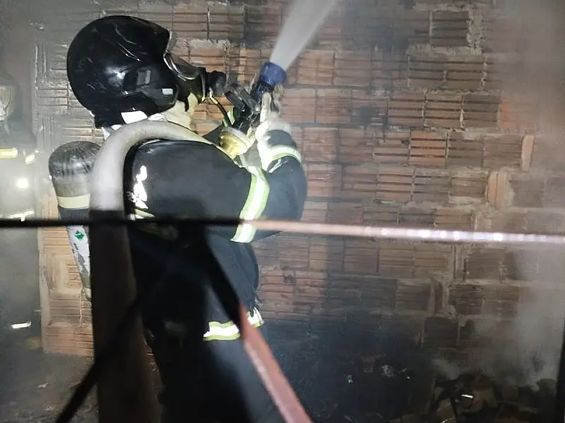 Vizinho herói evita tragédia e apaga incêndio em casa em Corumbá