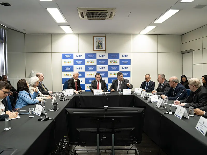 Proposta flexibiliza regras para trabalho em feriados no comércio