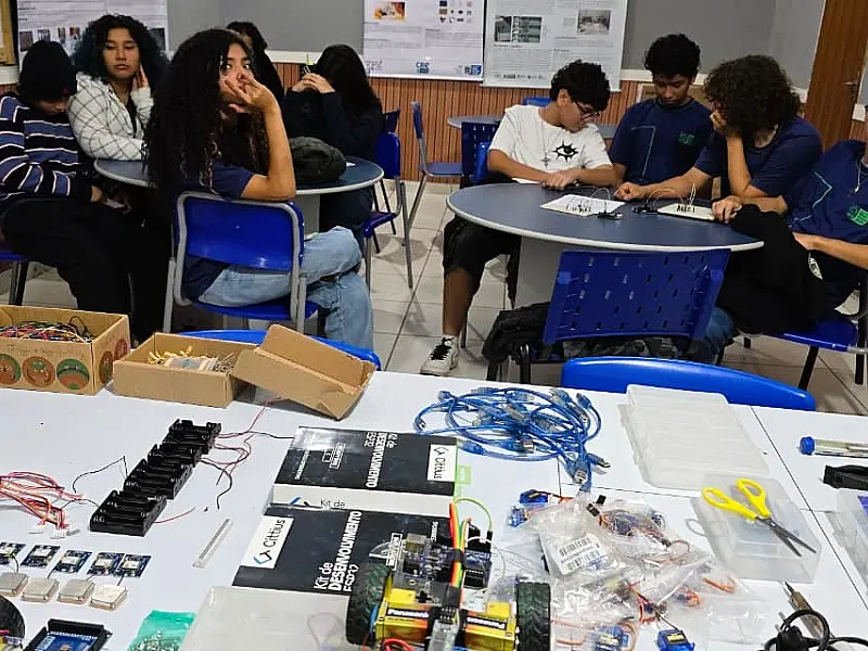 Escola de Corumbá vira polo de robótica e inteligência artificial no Pantanal