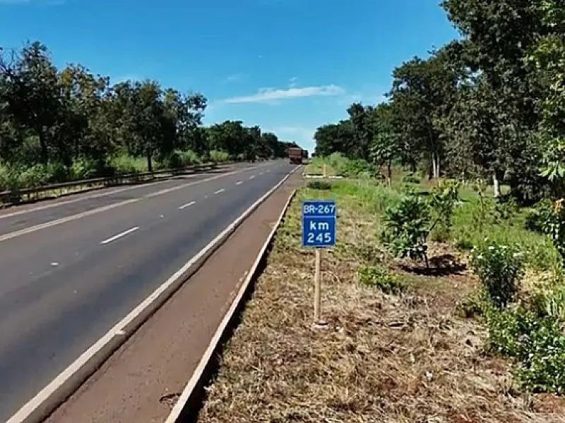 Pneu se solta de carreta e atinge ambulância de Nova Alvorada do Sul