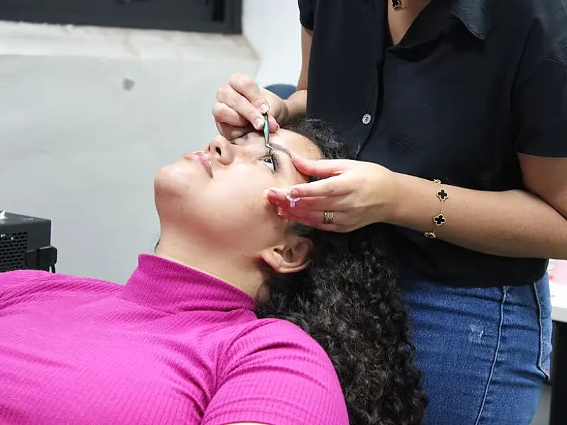 Inscrições abertas para curso gratuito de extensão de cílios no Bairro Marcos Roberto